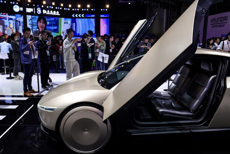 特斯拉正在研发一款更小、更便宜的新车知情人士向路透社透露，特斯拉正在研发一款全新