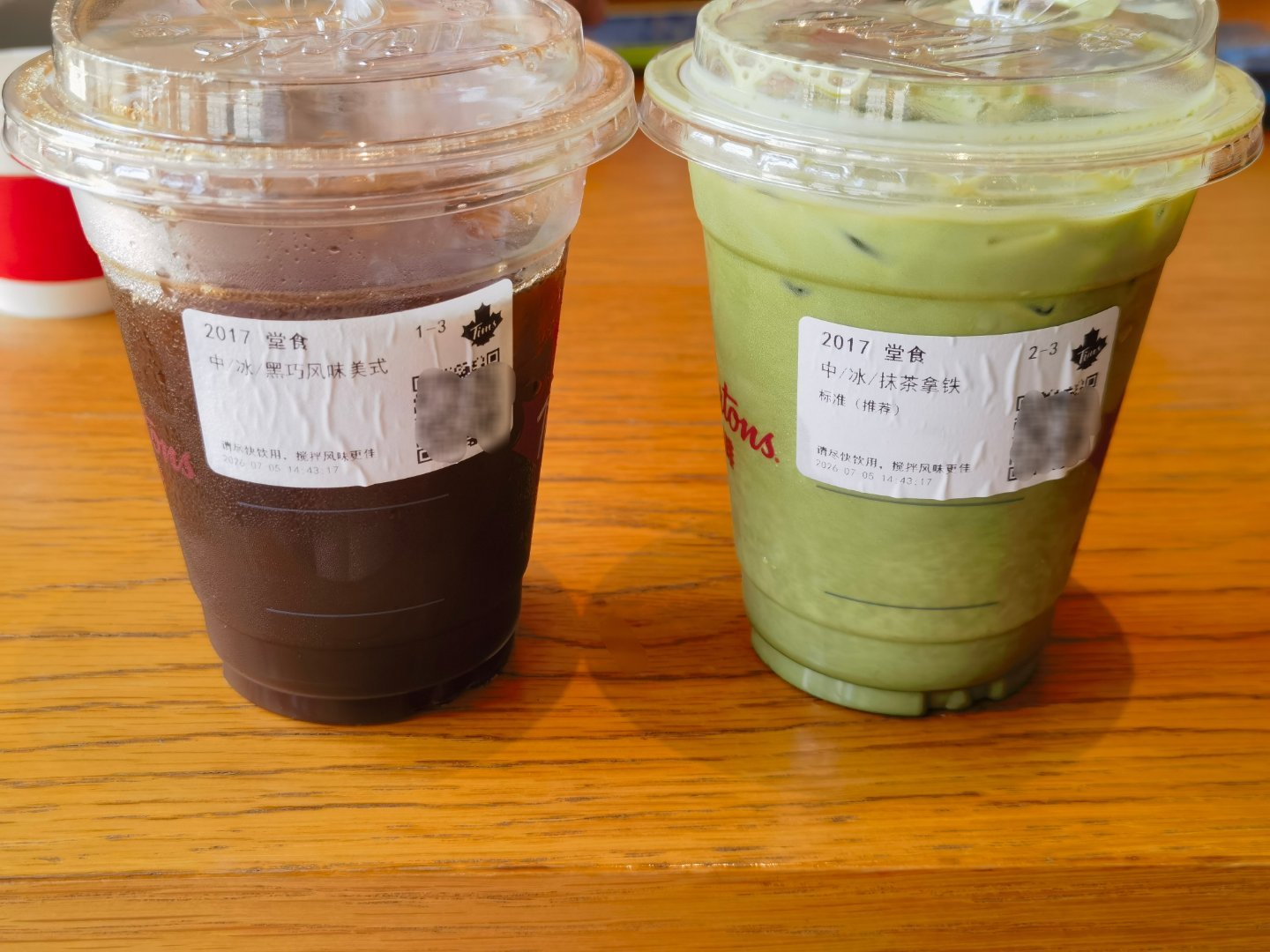 和朋友一起的咖啡局，每人两杯，今晚可以不用睡了Tims的黑巧美式像一杯兑了水的可