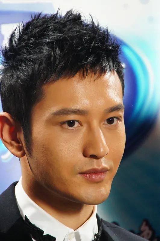 黄晓明应该被评为找老婆最蠢男人！没有之一！找了一个是依仗外表出色不肯靠实力谋生路