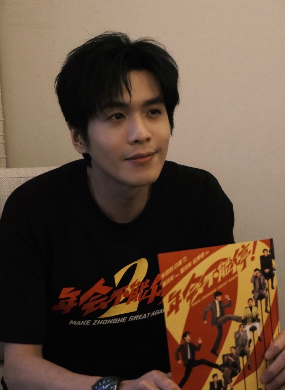 张若昀生日还在给刘奔打工张若昀的生日被年会2硬控了路演现场秒变生日会，这就是张若