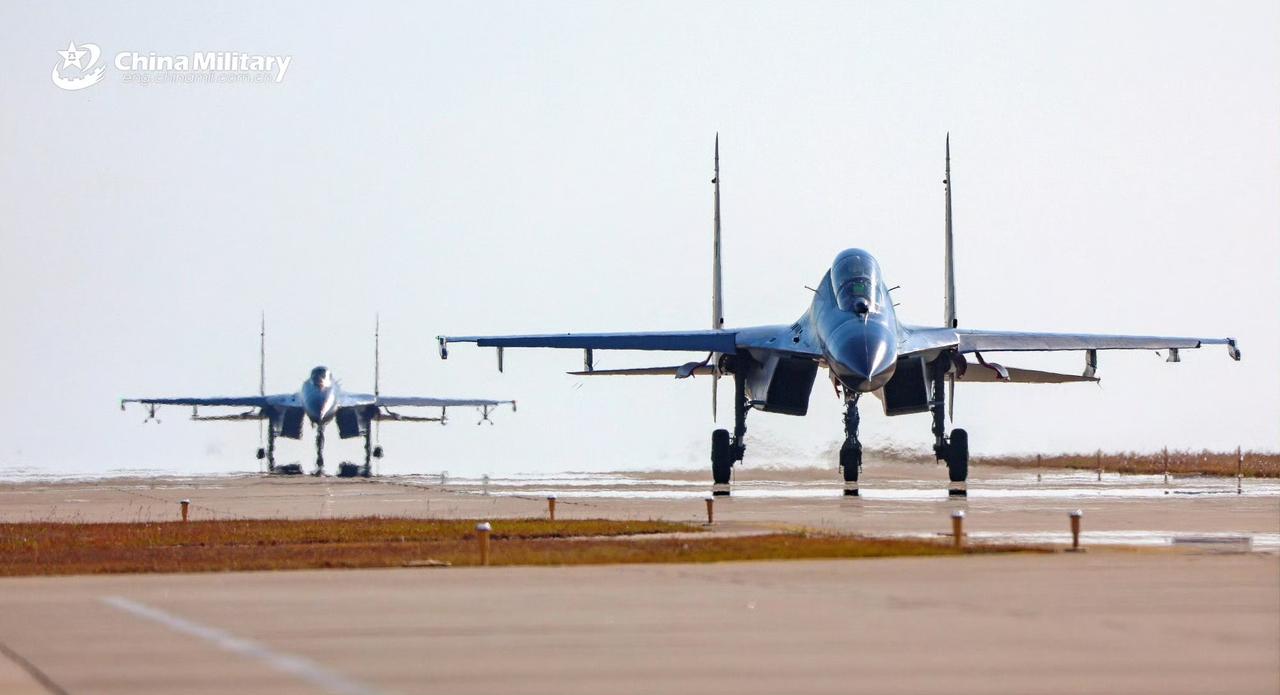 歼-11BS和歼-16
这两款都是双座战机
歼-11BS和歼-11BSH都是歼-