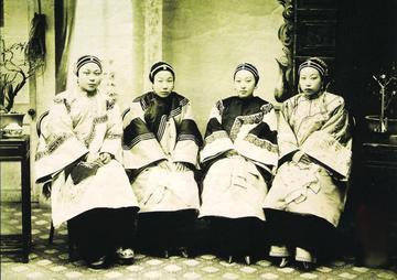左宗棠倒插门进了周家，连生三个女儿后，妻子劝他纳妾，左宗棠死活不肯，岳母说：“要