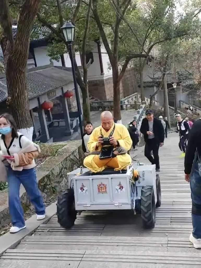 不愧是科技进步了，以前都是挑着往上面爬！