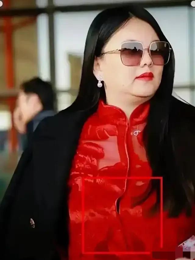 李湘这状态，真是活得越来越通透了。
 
如今的她，身材是肉眼可见地丰腴起来，可那