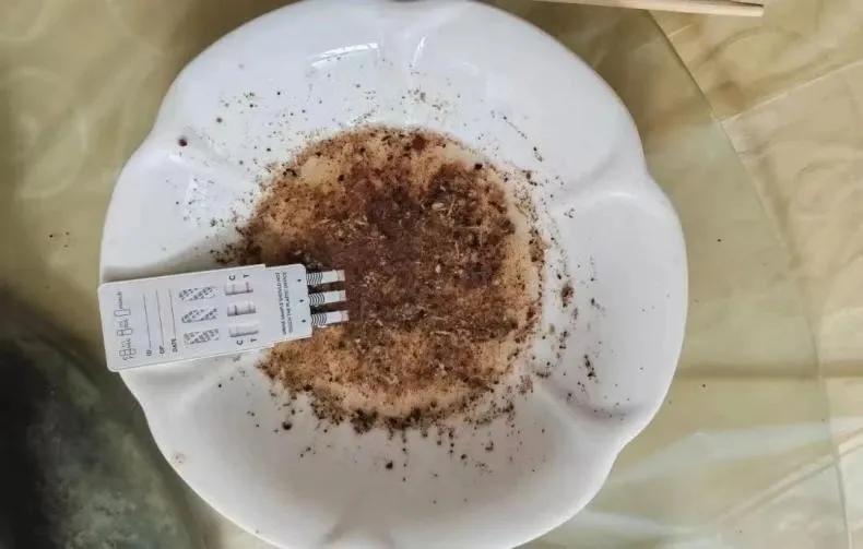 这家火锅店老板，终身禁业！
　　为“提味增鲜”吸引顾客，竟将罂粟当秘方添加在火锅