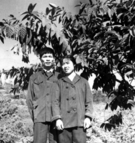 1970年，19岁北京知青摔断手臂，跑到县城买药。可药钱差1角，他恳请营业员帮忙