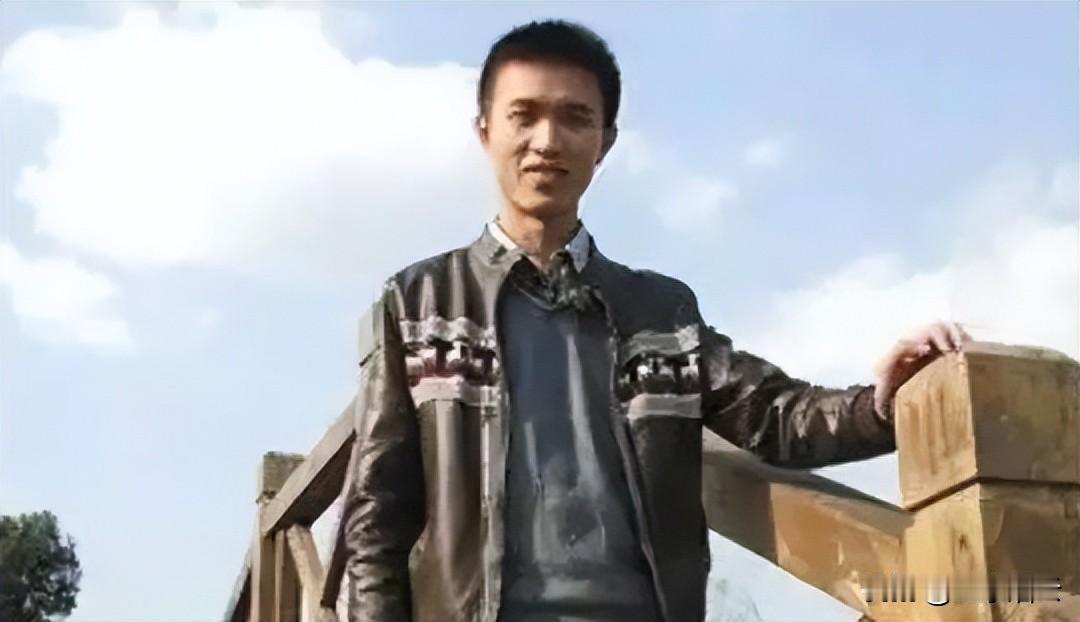 父母因车祸离世，儿子接手饭馆，五年后的夜里父母前来吃饭，儿子瞬间愣住
1985年