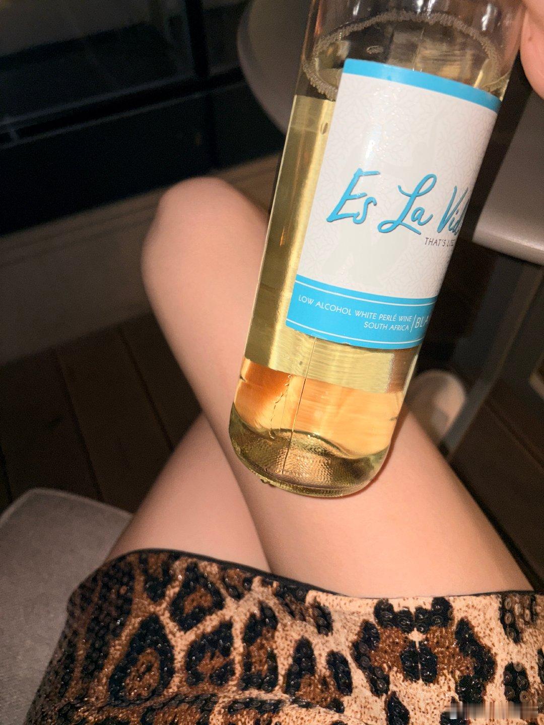 喝了一杯甜白，直接打脑壳。我还是喝威士忌吧