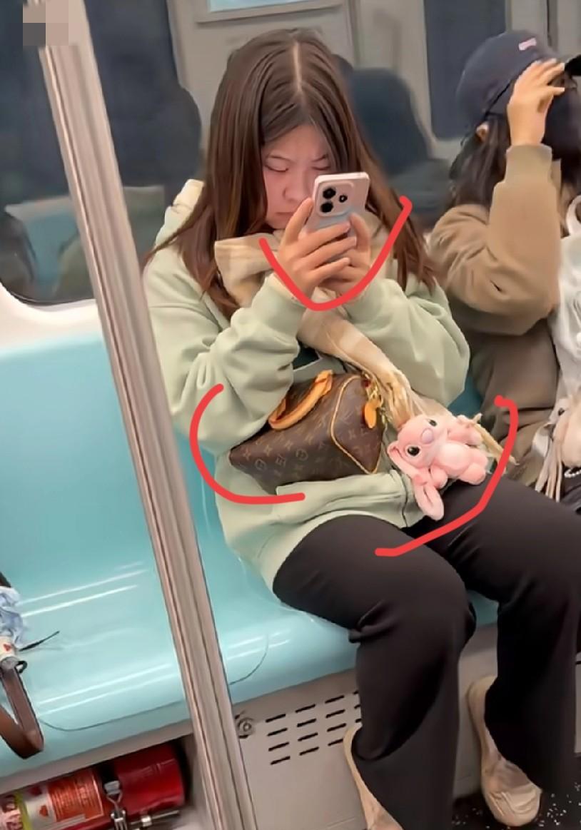 美照火遍地铁，身家十亿？真相惊人
昨天刷到一段上海地铁的视频，拍的是个姑娘蹲在车