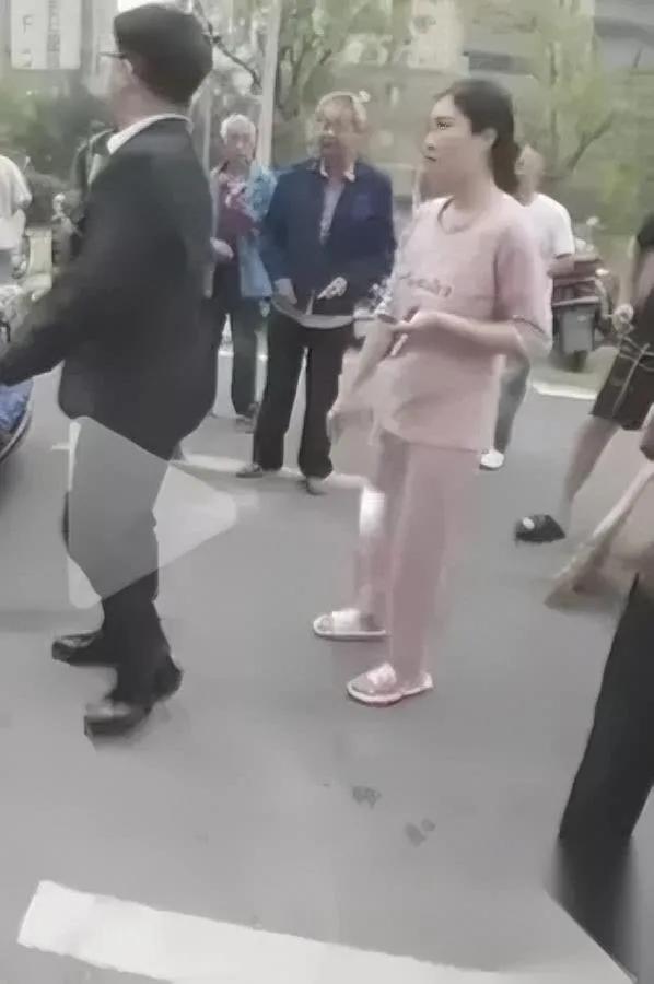 大喜日子被拦车，新娘急得哭：我怀着孕啊！

本来媒婆想着沾喜发烟，结果被个大娘一