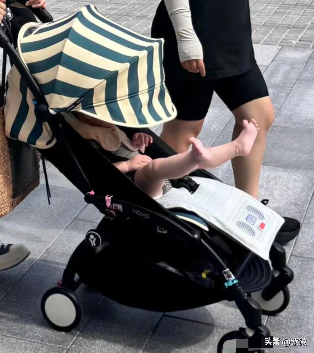 何穗带儿子出行，儿子的大长腿非常显眼，真的不愧是超模的后代。