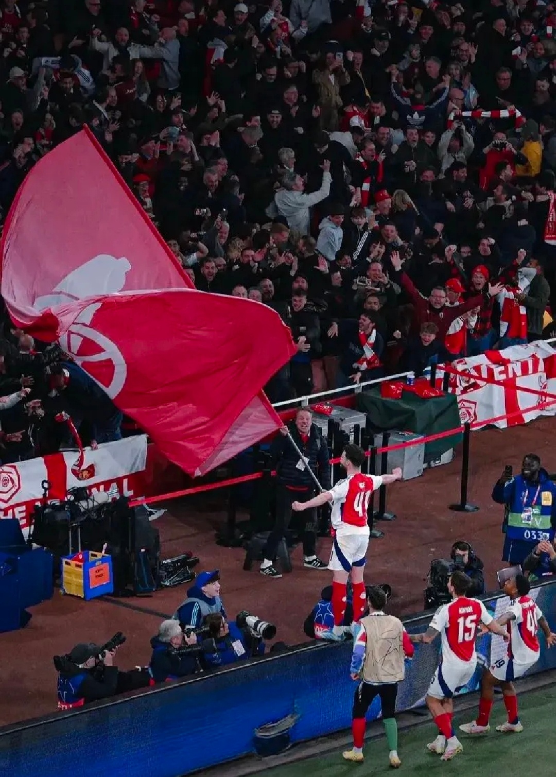 这回阿森纳可真有点势不可挡的意思！联赛杯刚闯进决赛，英超又手握6分领跑——要知道