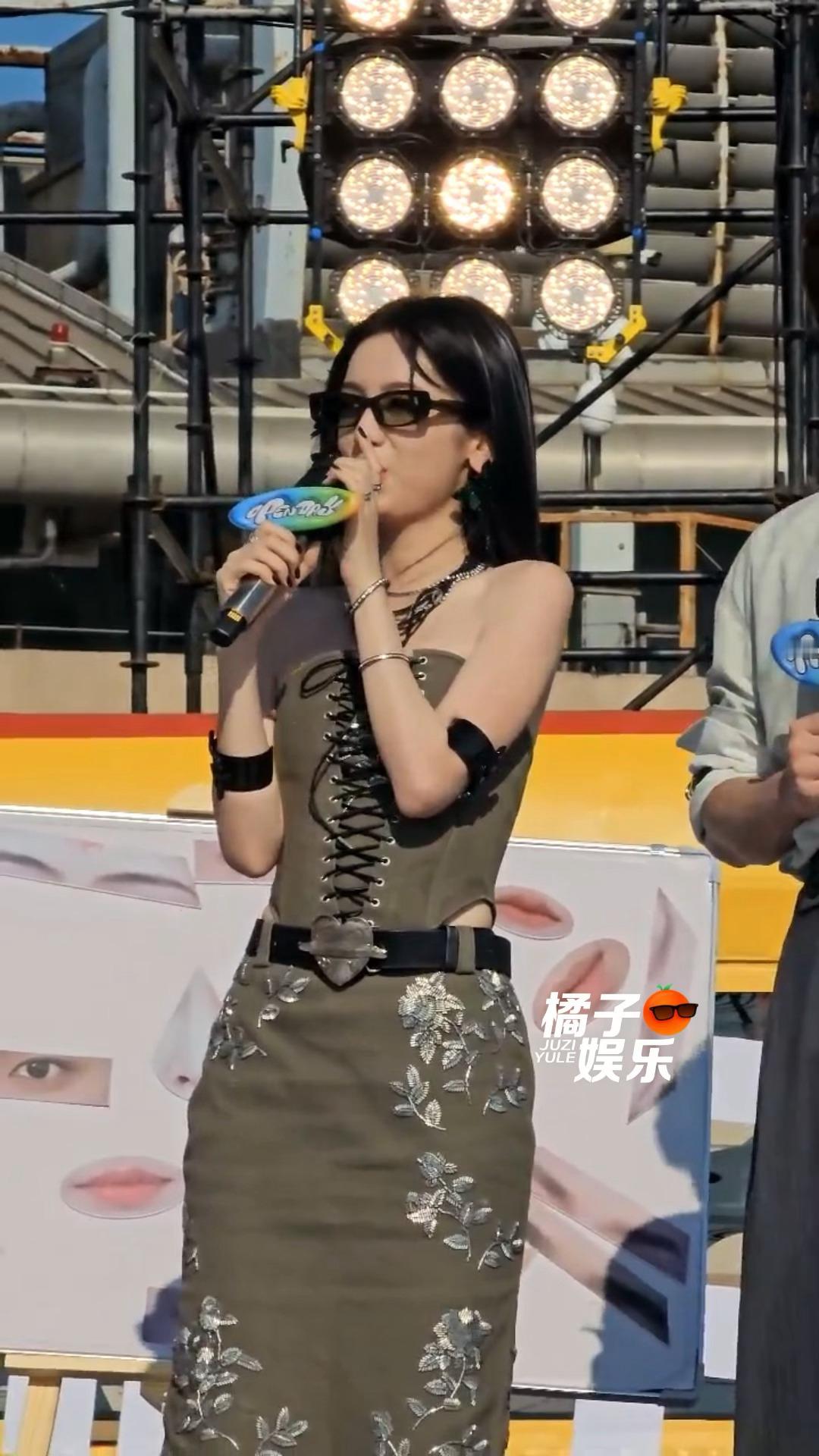 “你问～我爱～你有～多深～”周也唱了月亮代表我的心 ​​​