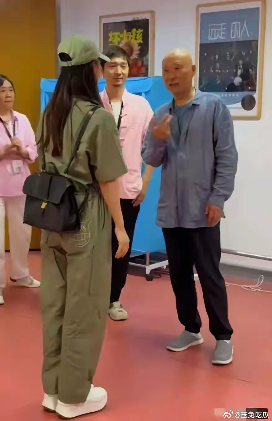 我问了影院做保洁的阿姨，观众听完《戏台》片尾曲是什么反应。  她扶着拖把停下来：