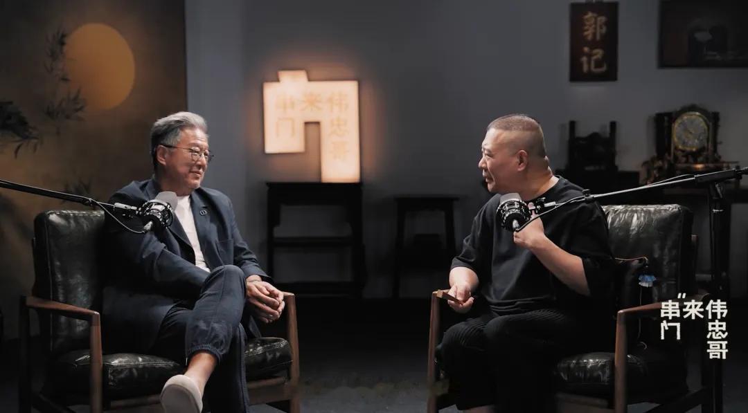 相声《托妻献子》入活前有段砸挂，郭德纲于谦一个愿打一个愿挨，可末了，郭德纲却一脸
