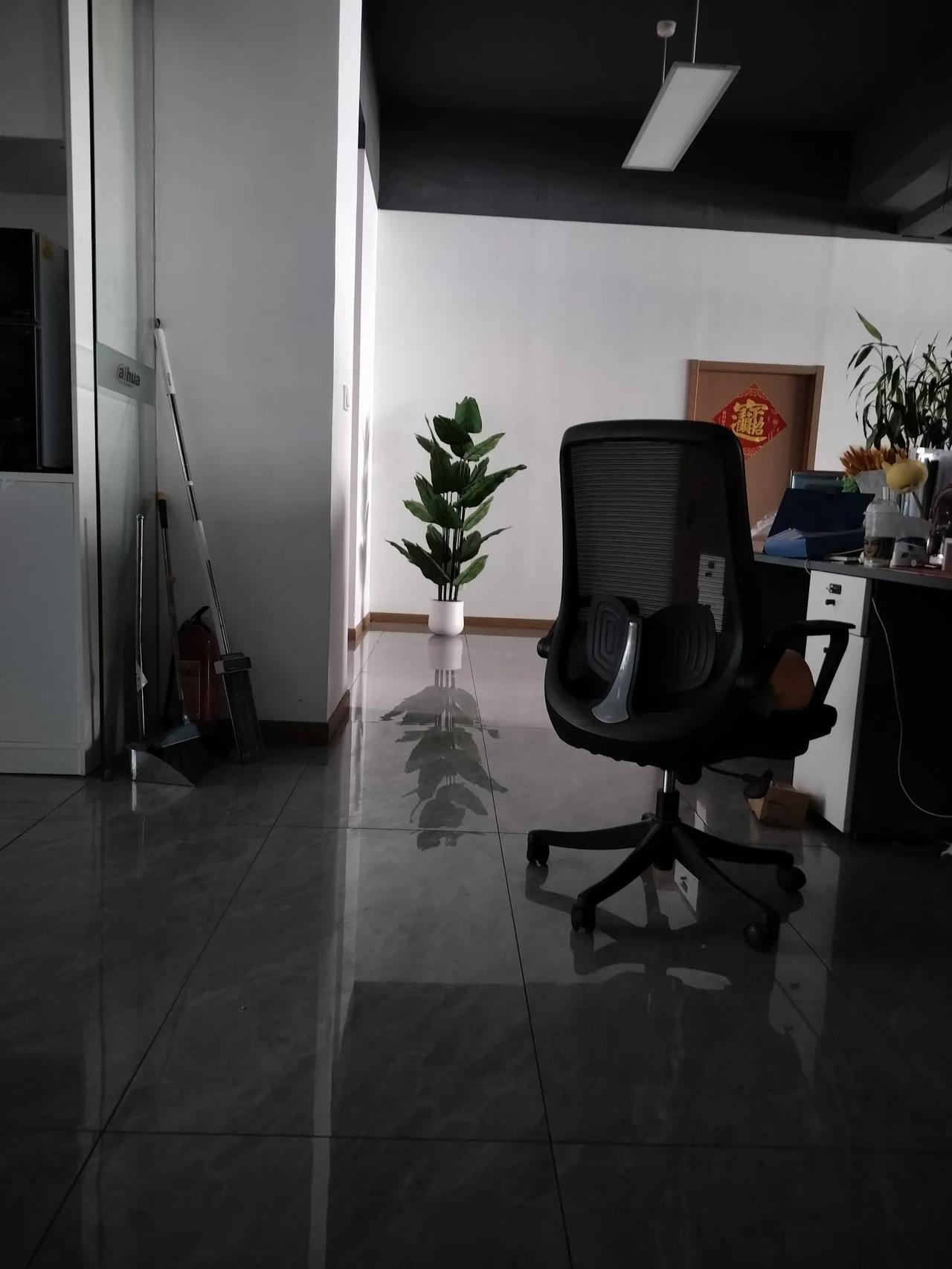 我一人独住，一月电费控制在150元，人人都说:立秋一过，早晚凉快，可杭州的晚上不