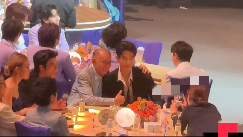 澳门，“湾区升明月”晚会上，英皇老板杨受成特意把容祖儿请开，坐在肖战和王力宏之间