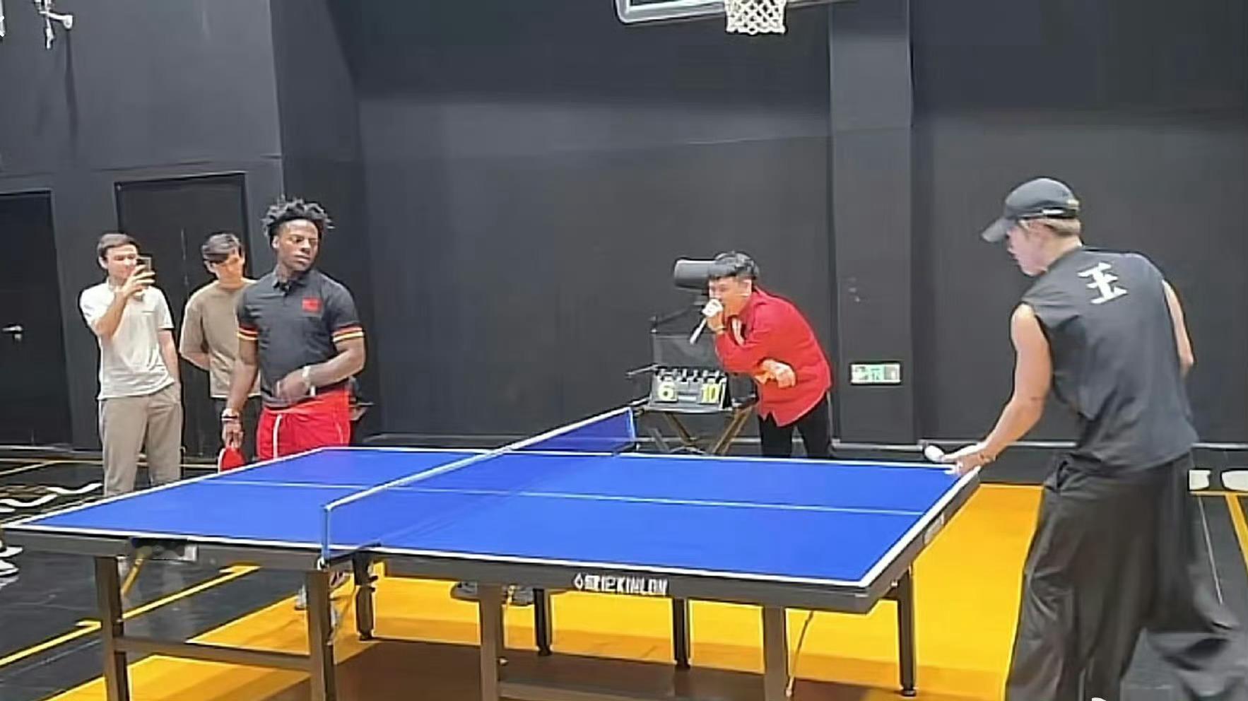 王嘉尔speed打乒乓球王嘉尔和甲亢哥打乒乓球，knowknow当裁判，好梦幻的