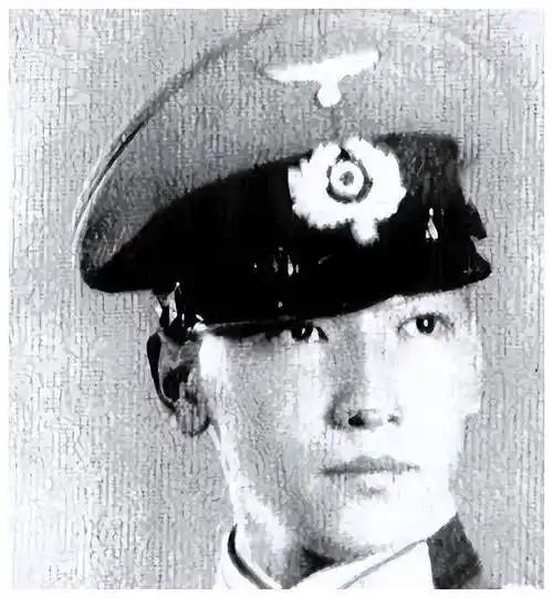 1942年秋天，西安到潼关的火车上，一个国民党少将正得意的欣赏从一名少尉手里抢来