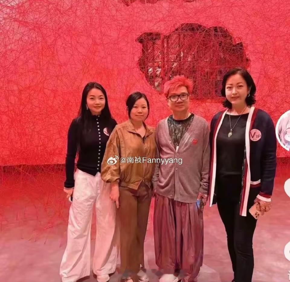 原来程导演也去过红砖美术馆，

难怪平时他的穿搭也充满了艺术气息，

有网友找到