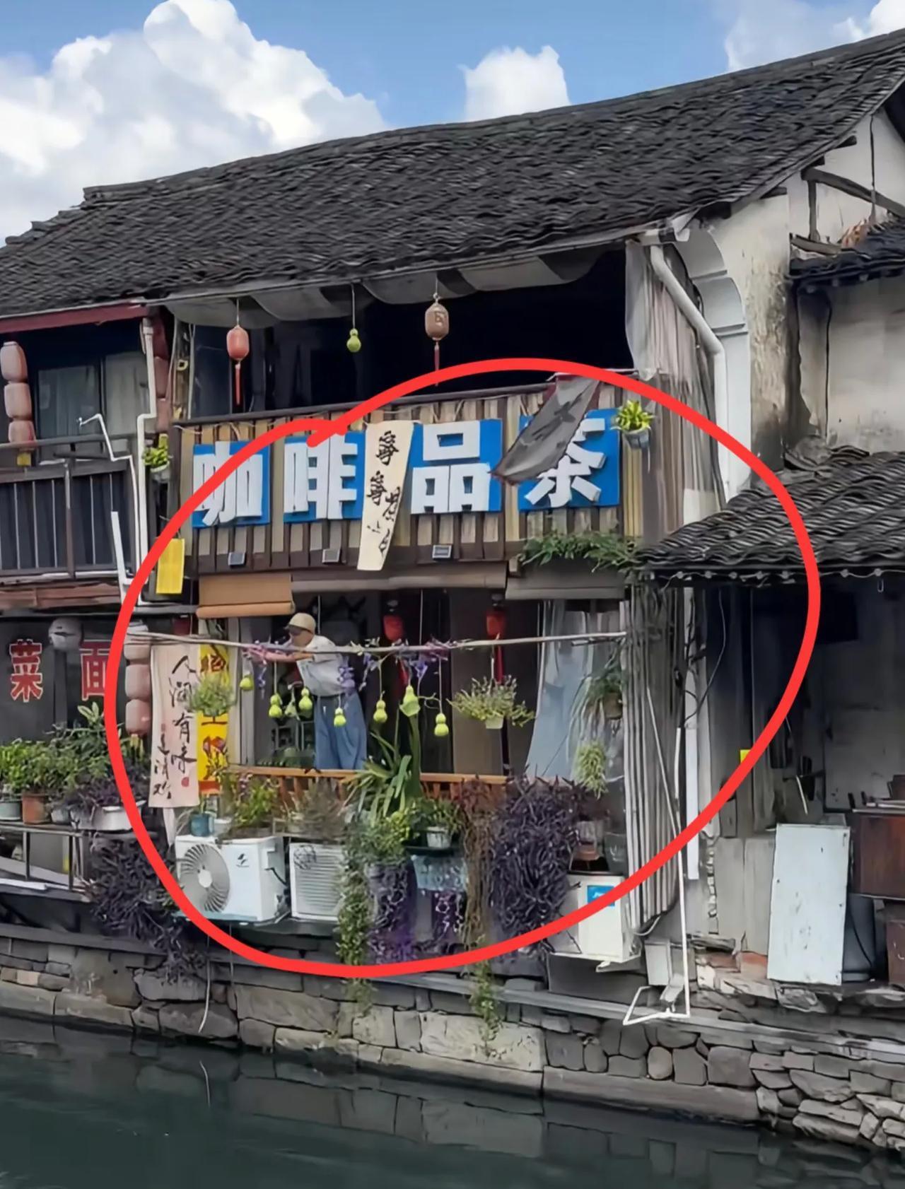 葫芦爷爷火了，

邻居跟风翻车，

谁才是真葫芦娃？

绍兴书圣故里探花桥旁，7