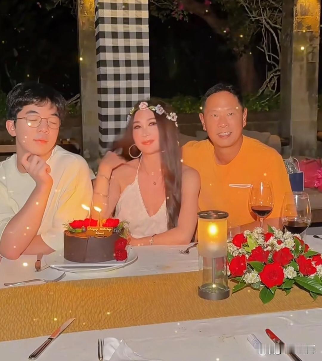 59岁的温碧霞一家三口，两母子都是摆拍高手，特别是她的养子，怎么这搔首弄姿的样子