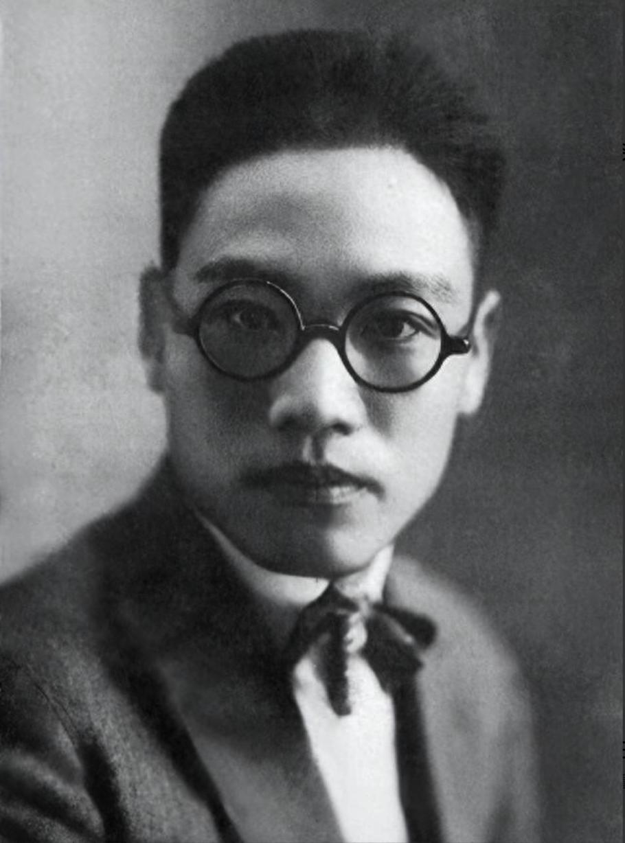 1931年，侯镜如登报找组织，却无回应，这让他很是委屈。16年后，他见到陈赓，才