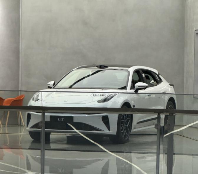 前几天极氪发新车
老车主不满发表意见可以理解
隔壁 “洗浴中心” 官方都来蹭热度