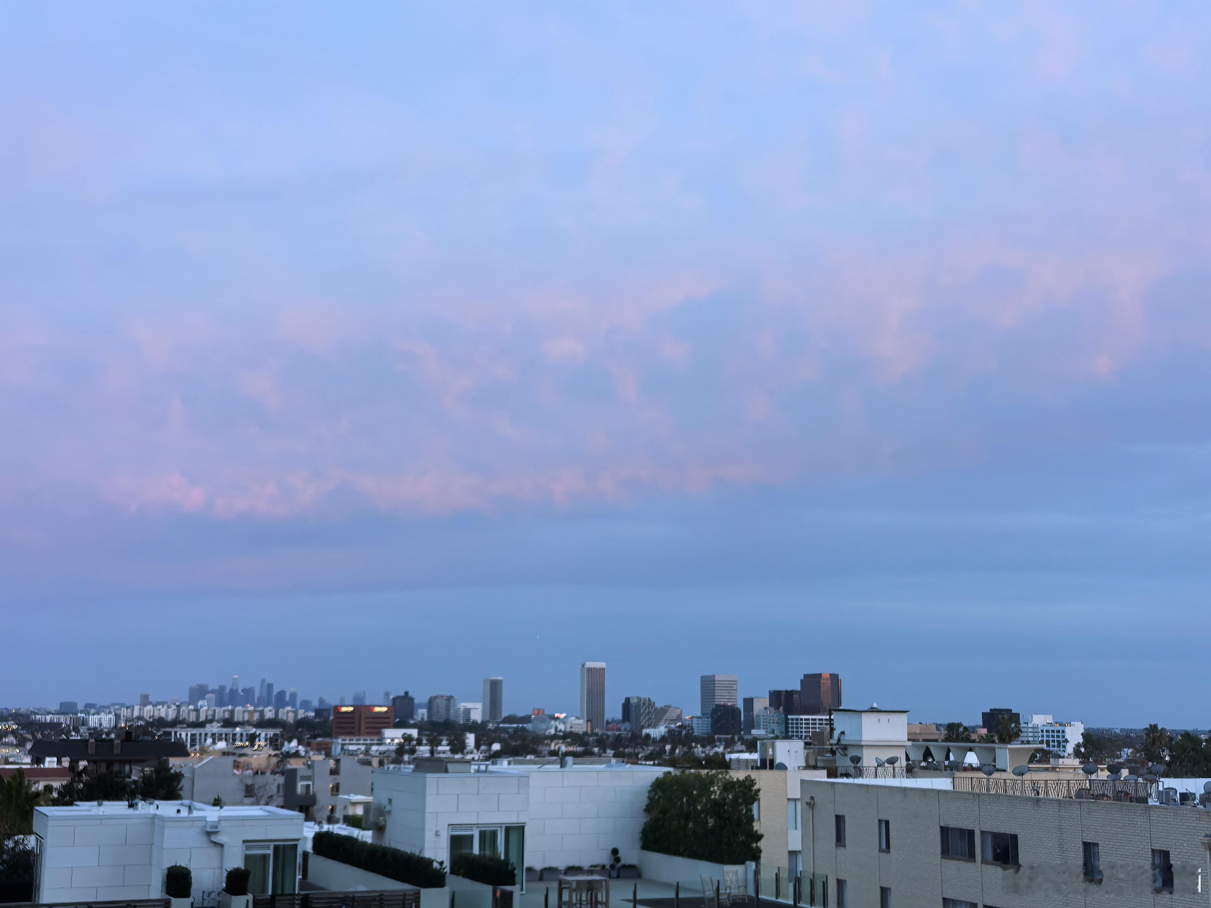 最近坐航班转机，正好对比了三个机场免税店的价格（不代表所有品类，仅就我了解的一些