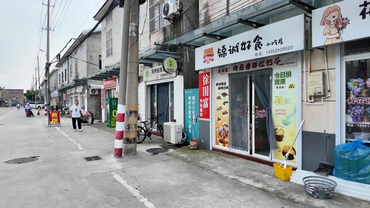宝应突击检查校园周边无堂食外卖后厨
近日，宝应市监局开展网络餐饮专项督查，邀请政