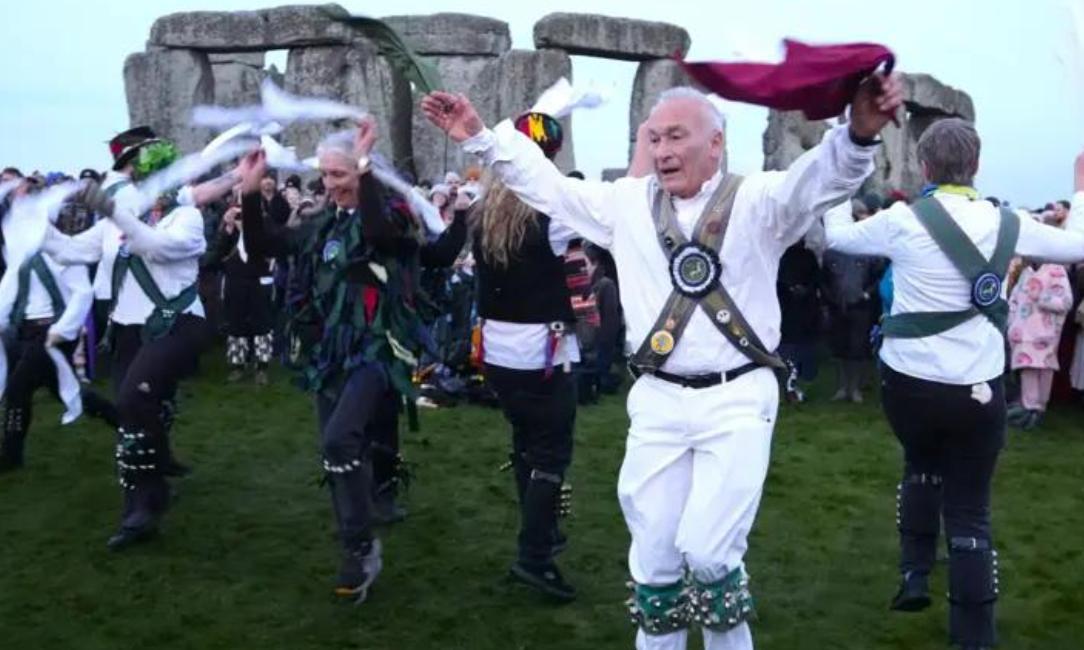 【现代德鲁伊教徒聚集在巨石阵庆祝冬至 清晨，数千人聚集在巨石阵前。】他们是英国居
