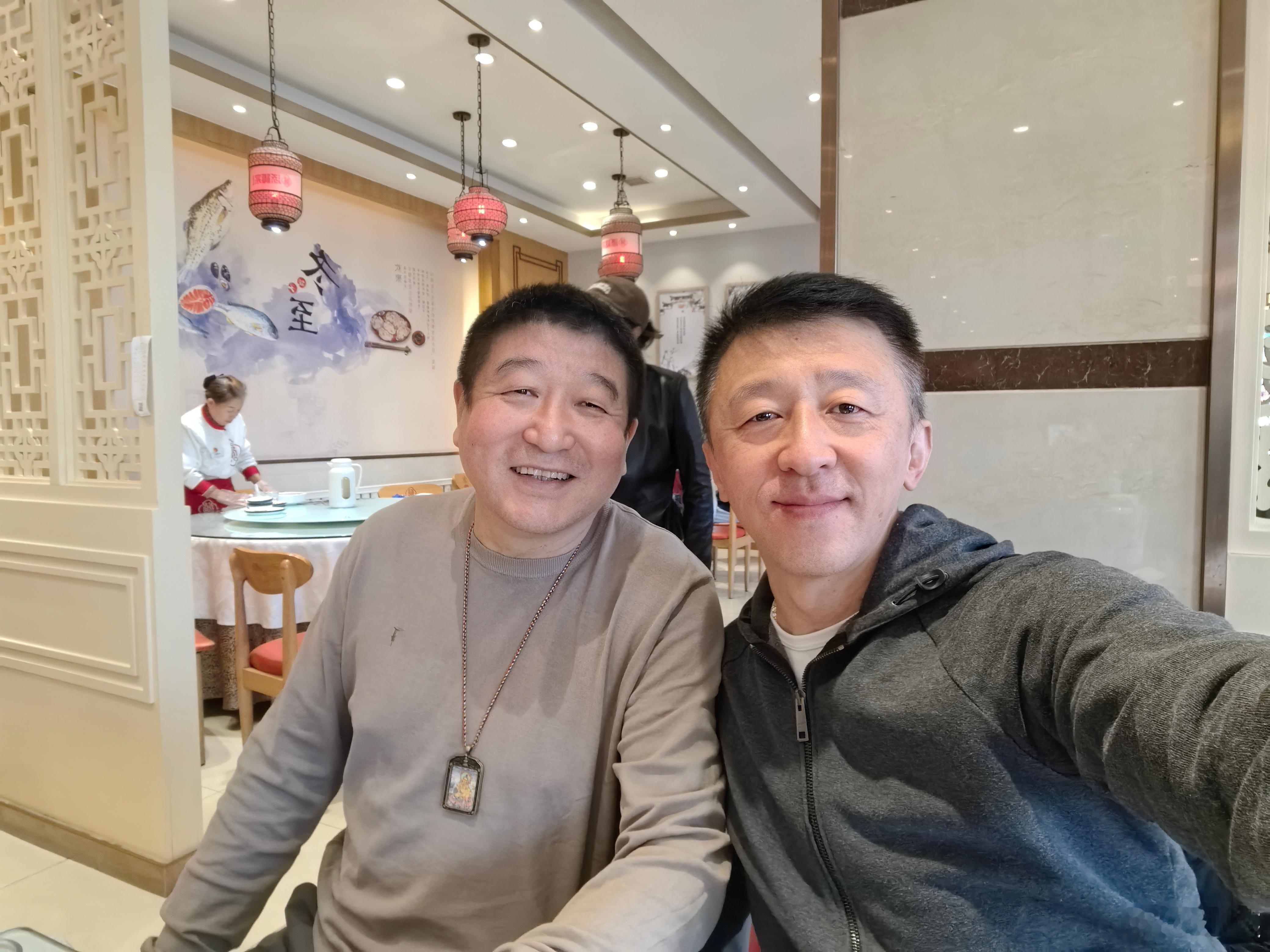 先和我哥（老资格的球迷应该认得出来）吃个海鲜水饺，再去梭鱼湾，这一路上开了眼界，