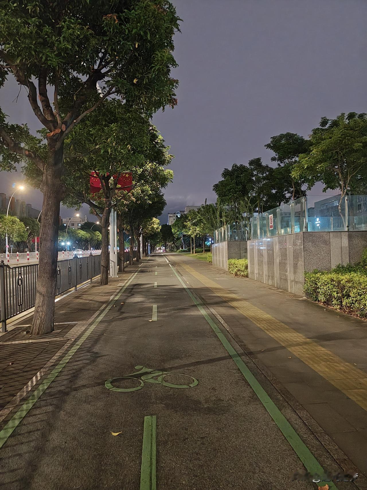 ✅核心要点
 
1. 降速原则：路面湿滑抓地力下降，主动降低车速，杜绝高速行驶。