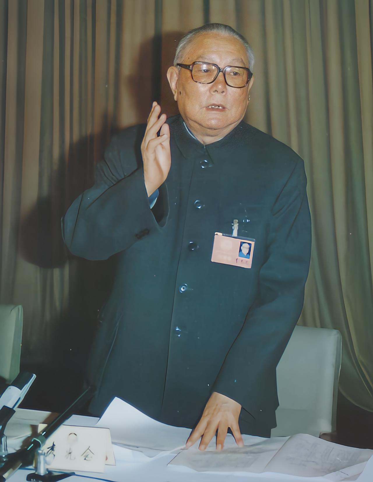 1979年，国家主席李先念找谭启龙谈话说，中央准备把你的工作调动一下，去四川担任