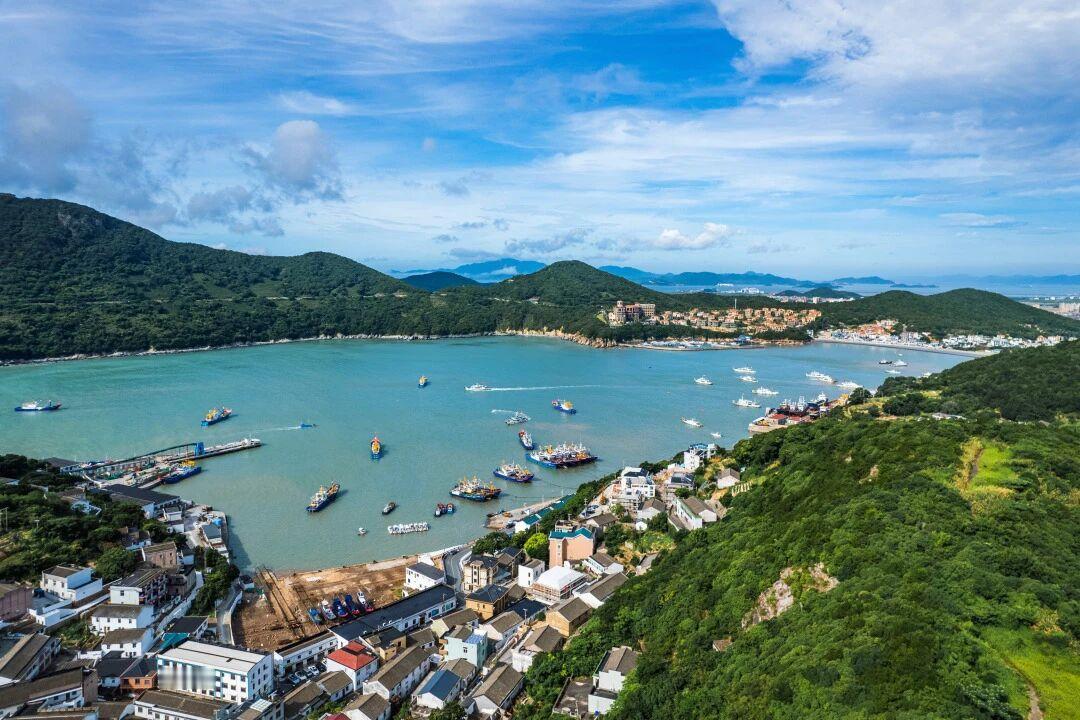 🚗带老伴从宁波一脚油门直奔舟山普陀，春天去海边不冷不热刚刚好。民宿人均150包