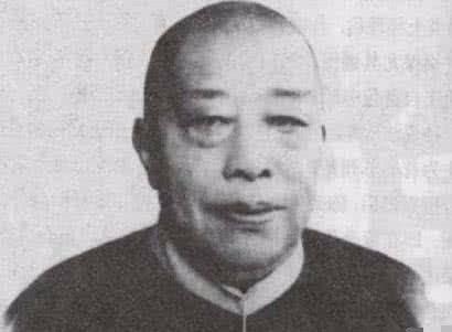 1922年，青帮大佬黄金荣如愿迎娶24岁的露兰春。新婚夜，露兰春哭着说：“你个没