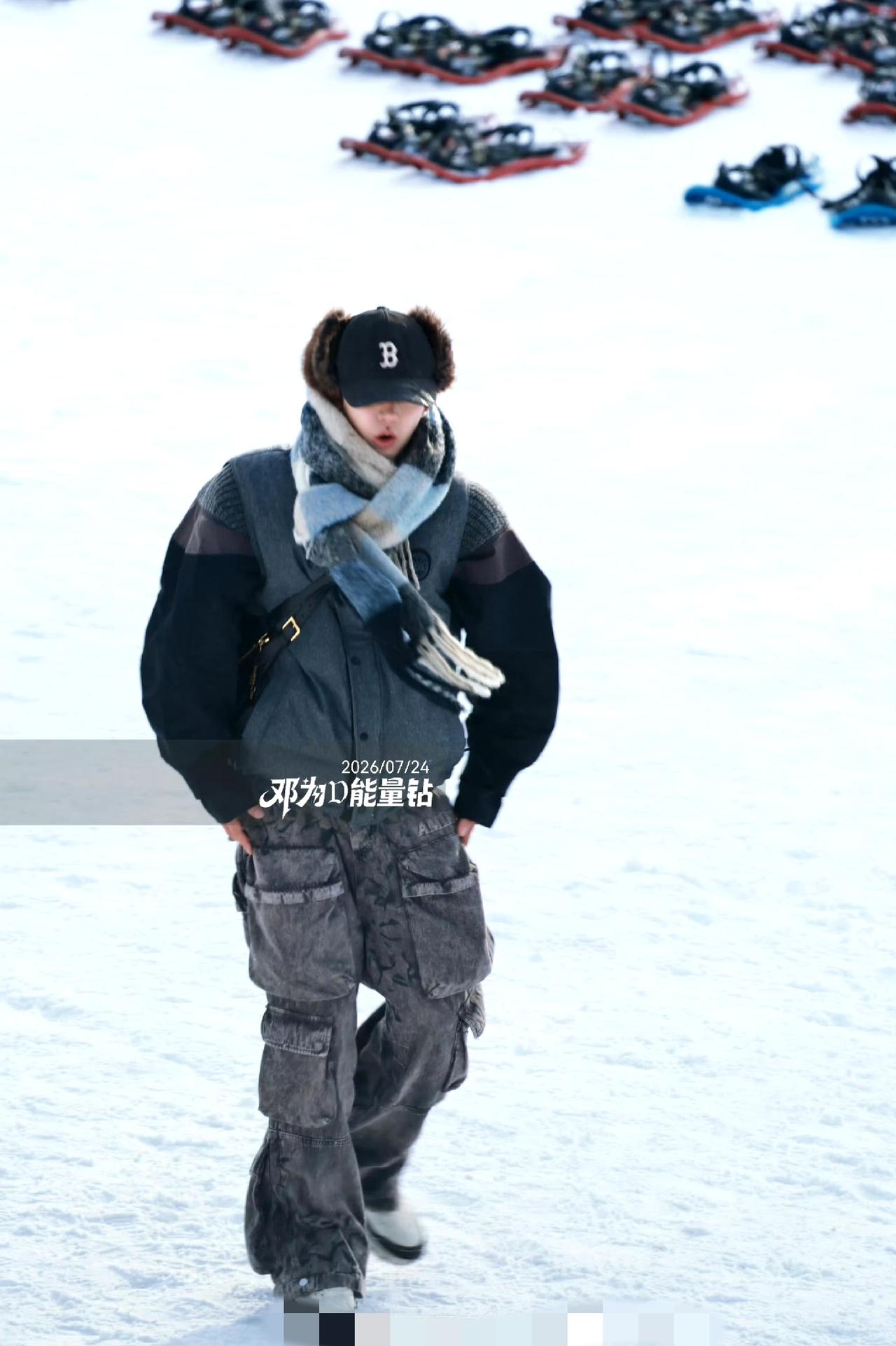 邓为花少8雪地路透｜冬日少年氛围感稳稳拿捏✨
一身工装冬日穿搭置身白雪之中，慵懒
