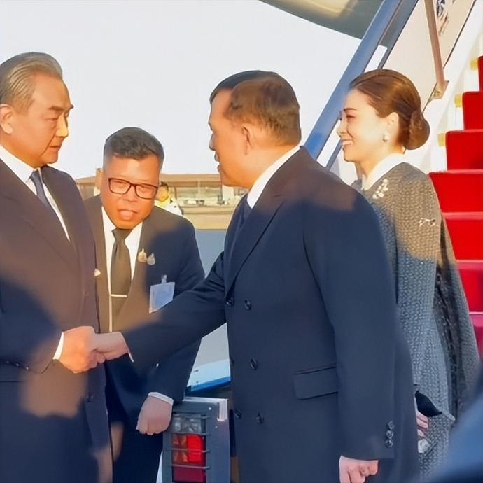 北京机场又来一位贵宾！
11月13日下午，西班牙国王和王后离开回国之后，泰国玛哈