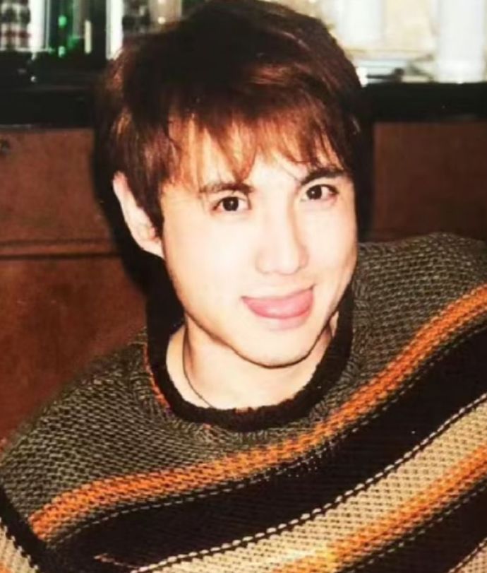 沈腾抢马丽火腿肠笑翻了！《麻花特开心2》里沈腾抢火腿肠那一幕，我已经看了好多遍，