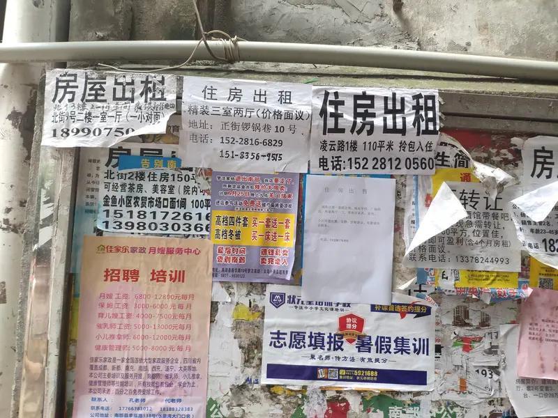 楼下铺子租金从7万降到2万都没人租，成了整条街笑话。现在满大街都是商铺倒闭，放眼