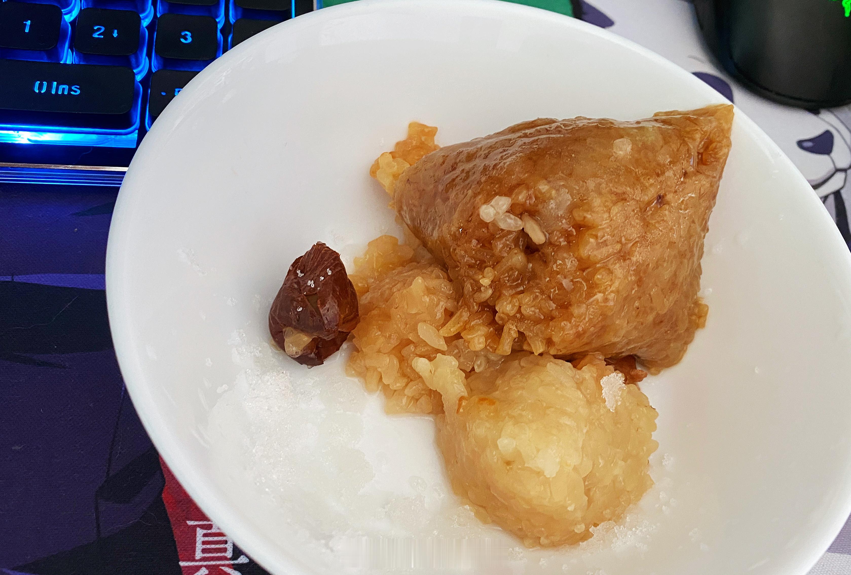 想问问南方的小伙伴，你们吃咸粽子也是蘸糖吗？ 😲 ​​​