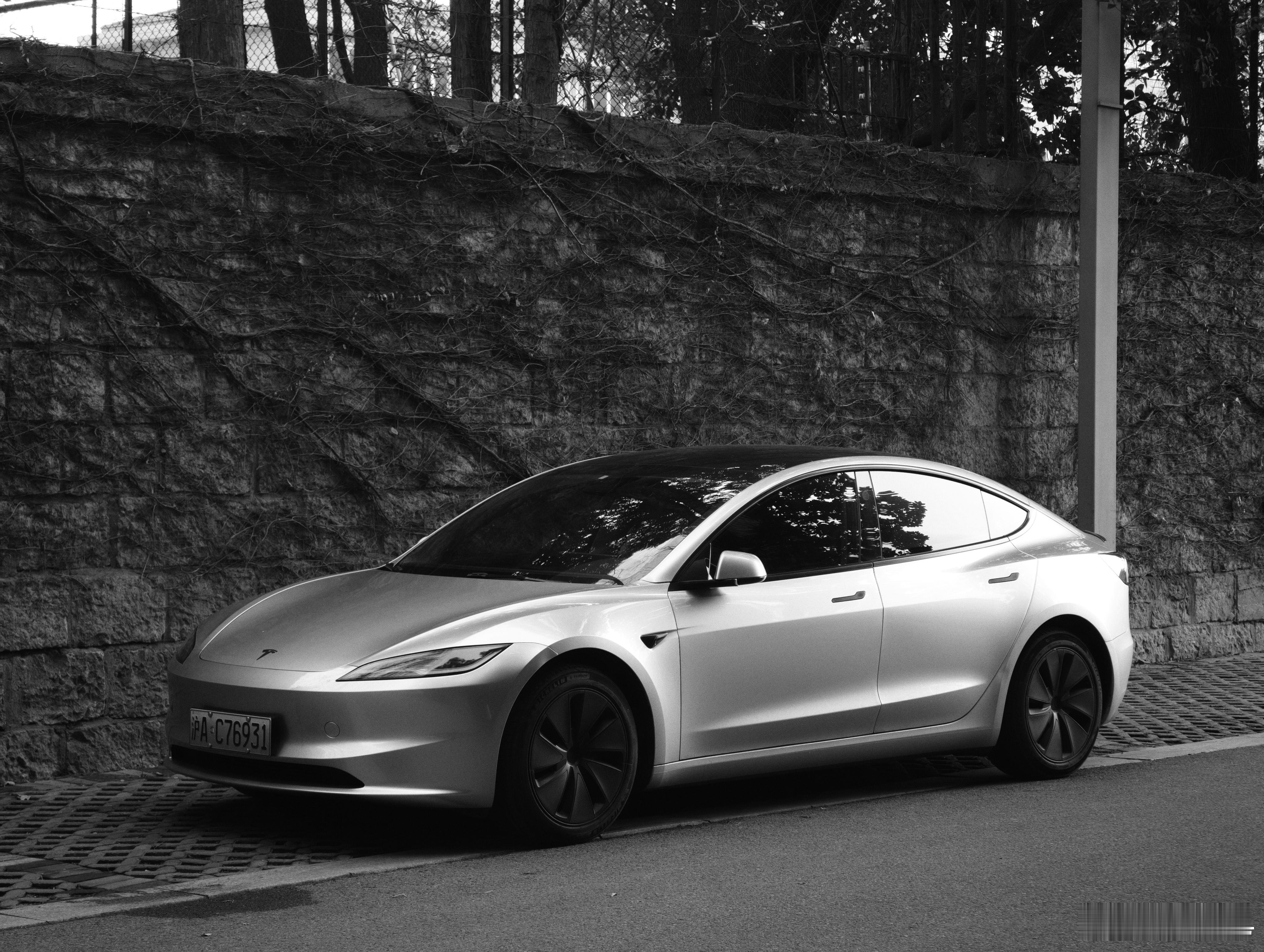 特斯拉model 3 焕新版的线条还是真的好看 