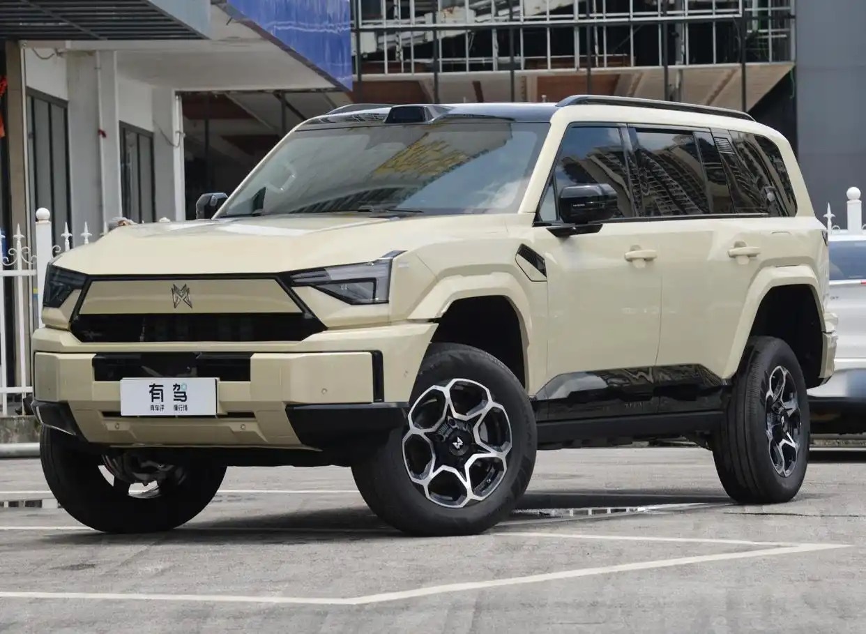 “军工硬派”搭华为智能，猛士M817上市！新车2款车型售价分别为31.99万和3