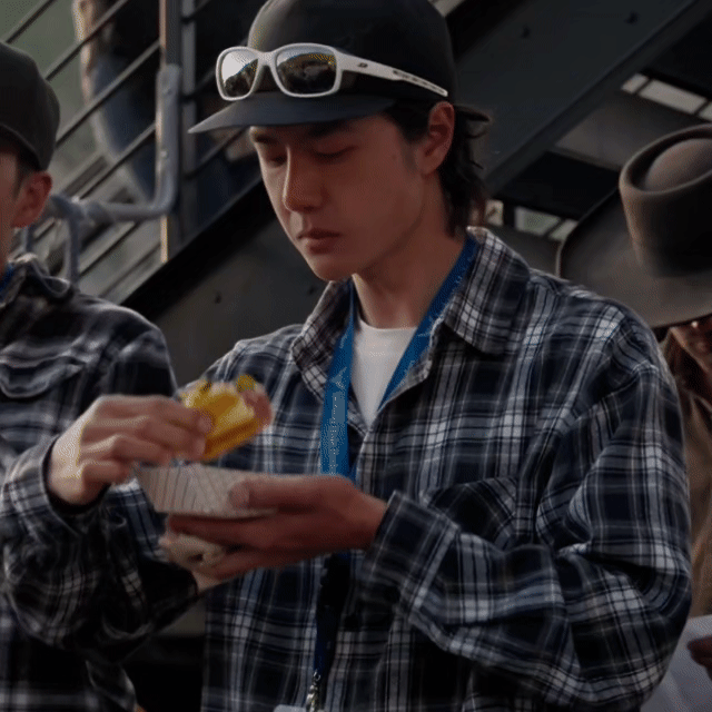 看一博吃饭好馋人呀，吃啥都好香，能一口塞下，绝不分两口要被这个王一博萌晕啦，不敢