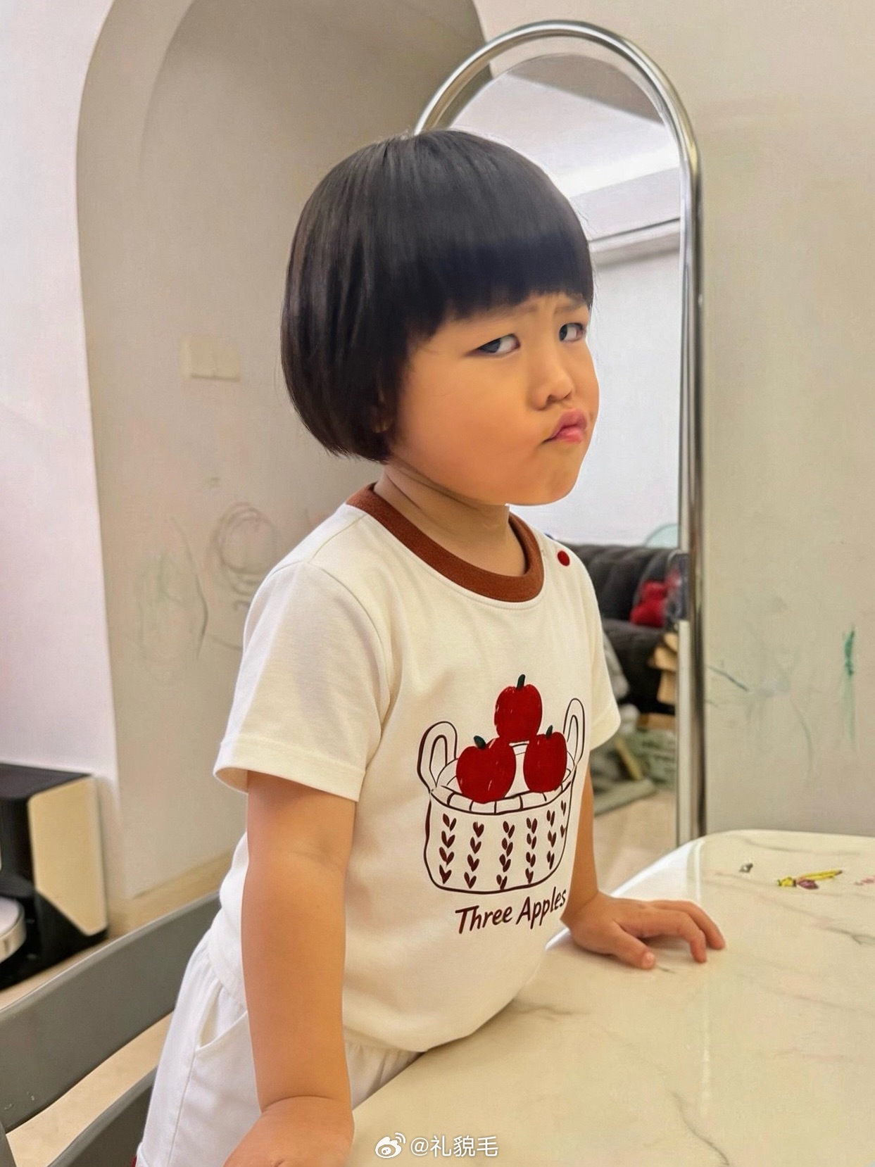 球睡了睡前猛吃5支小冰棒，第六支吃不下了，问我：妈妈吃吧，妈妈要吃吗？我说行球歪