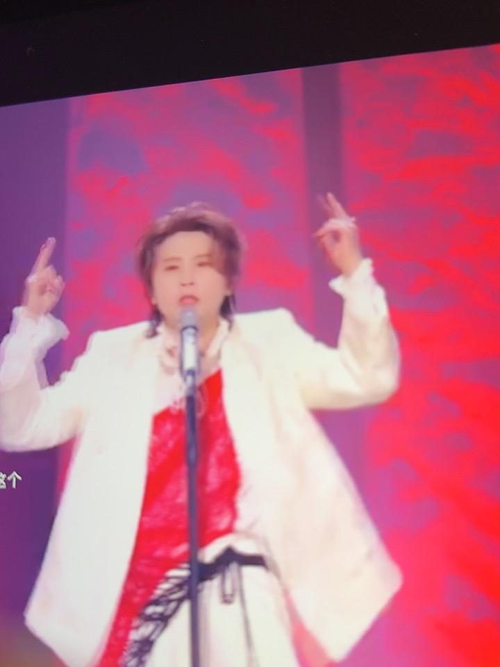 王濛来了，她挑选的是越南冠军歌手啊！
果然这个姐姐是负责来搞笑的。
原来她来这个