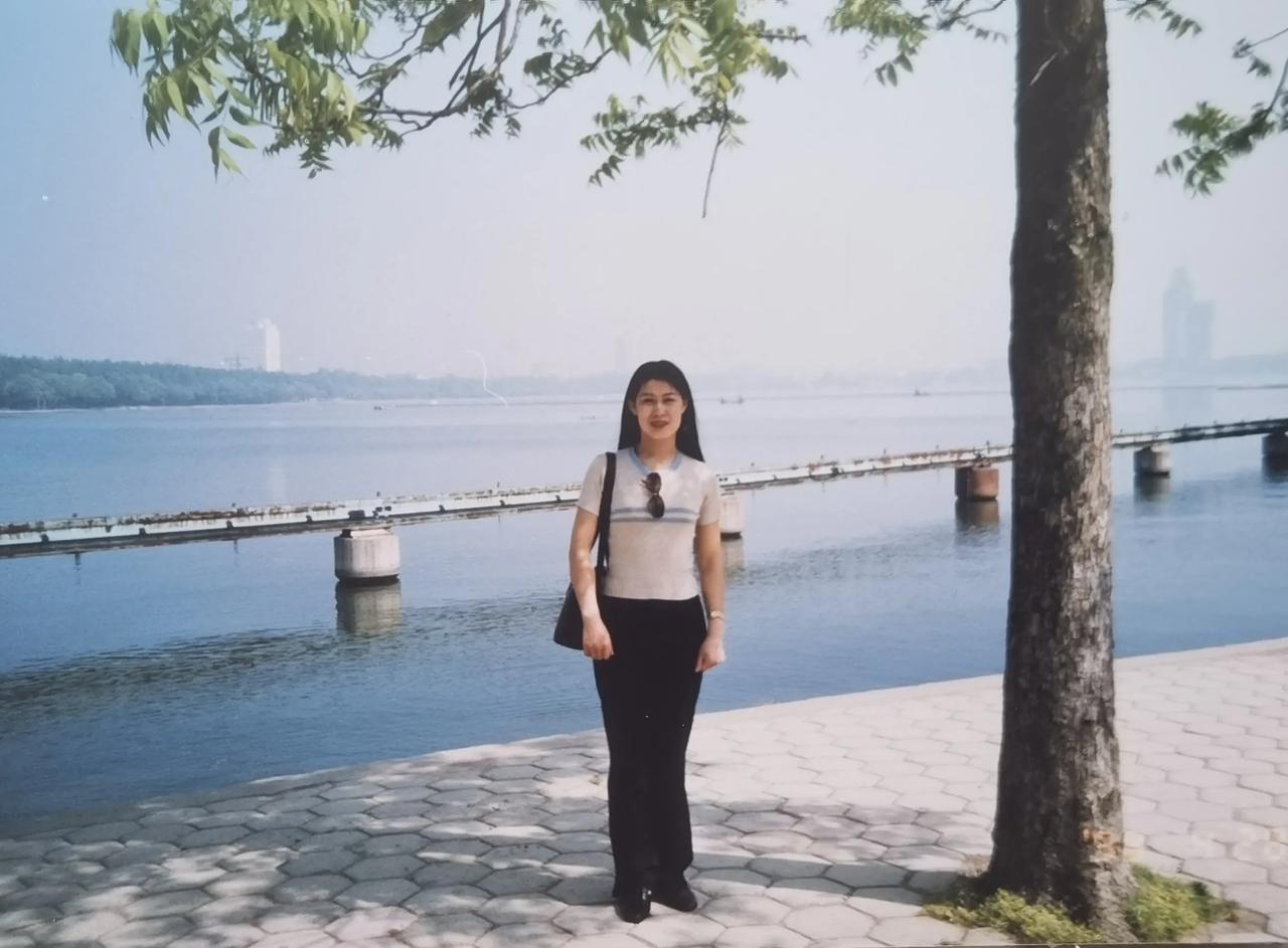 25年前去杭州旅行结婚，25年后又重返故地，很多网友想看看我们25年前的照片，现