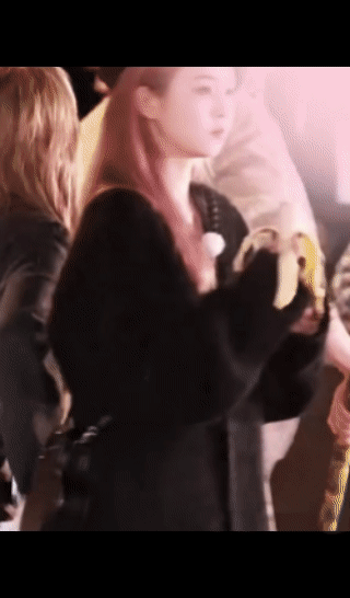 白鹿这个香蕉真好吃 世界纷纷扰扰，都与我无关。《奔跑吧》路透佛系吃香蕉！！！ ​