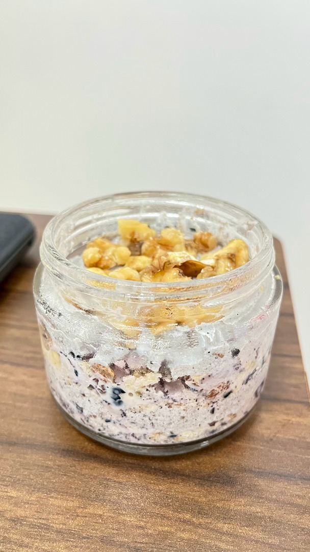 生活手记侄女帮我准备的早餐，燕麦坚果酸奶水果还有黑芝麻，黑米。好吃😋 ​​​