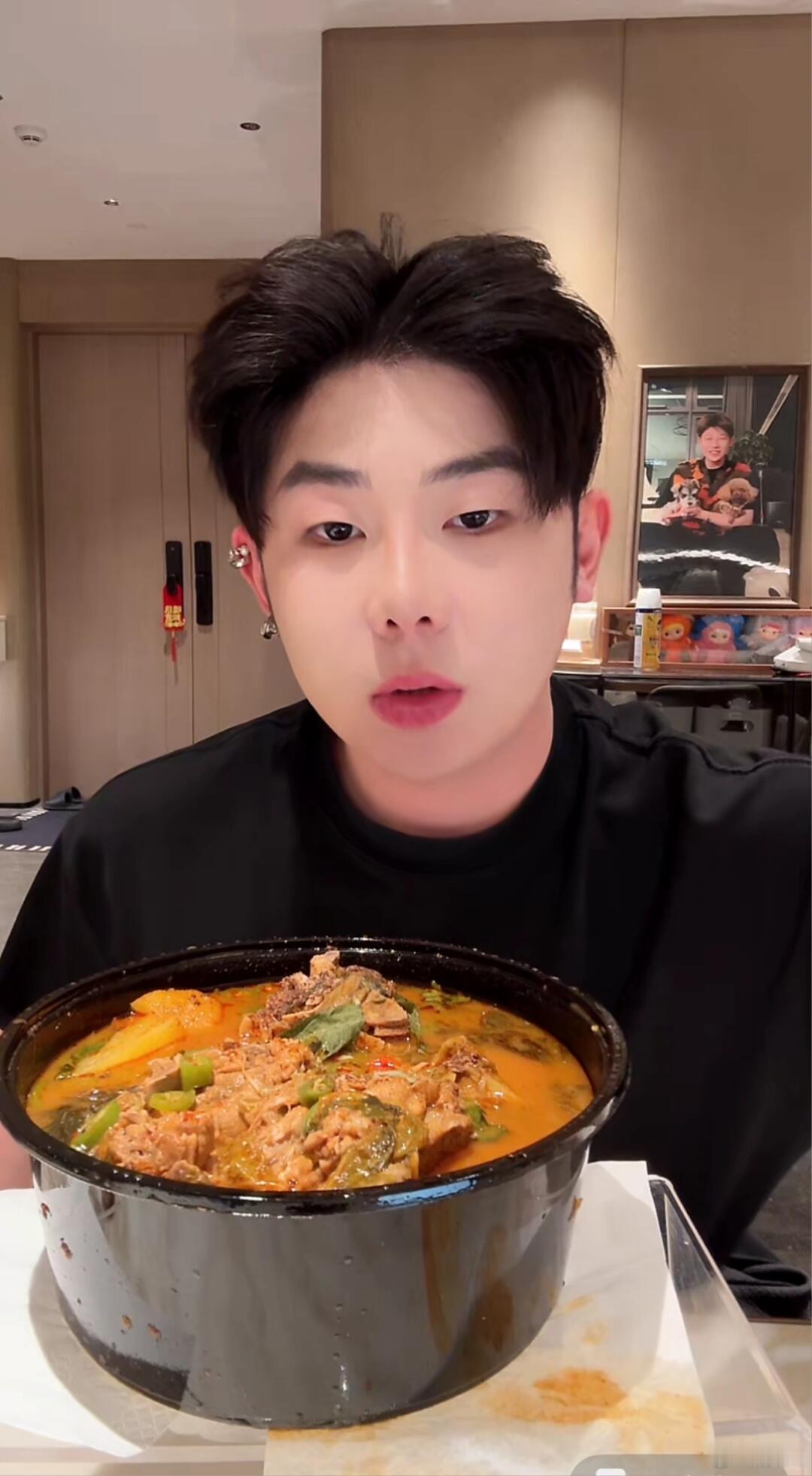 小黄豆瘦了30斤四个月狂瘦 30 斤还自嘲脸胖，小黄豆这身材焦虑也太真实了！明明